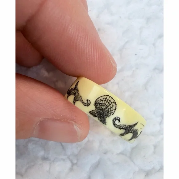 (VTG) Cream/Black Scrimshaw-Style Mermaid/Seashell Nautical-Themed Carved Ring - Picture 6 of 11